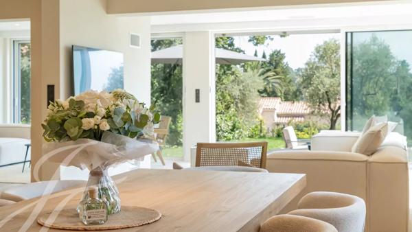 A pied du village de Valbonne, une villa à la rénovation exquise