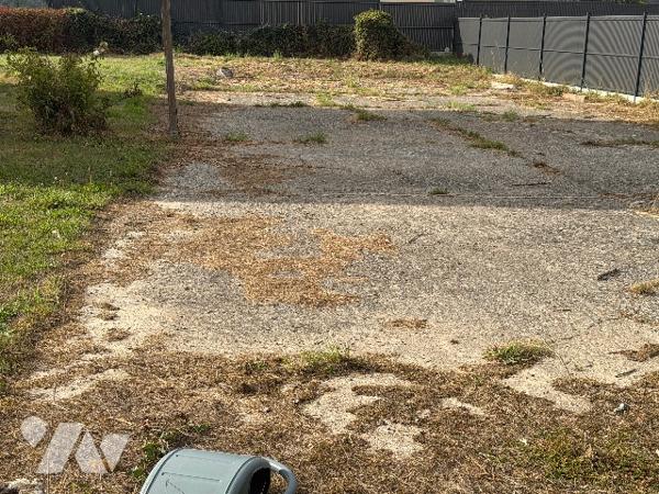 Terrain constructible, à viabiliser.
Prévoir assainissement individuel