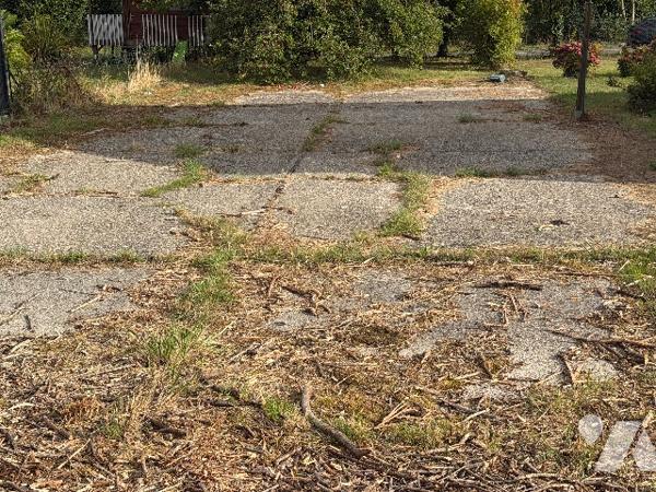 Terrain constructible, à viabiliser.
Prévoir assainissement individuel