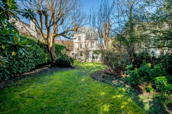 Maison de charme et de caractère avec magnifique jardin!