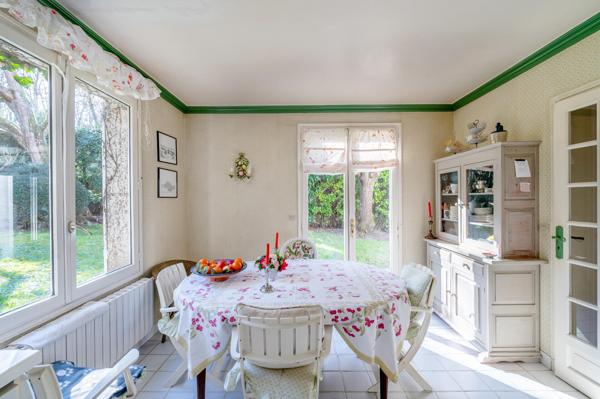 Maison de charme et de caractère avec magnifique jardin!