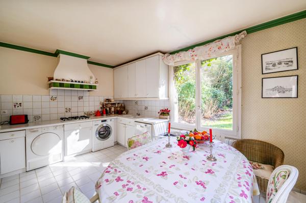 Maison de charme et de caractère avec magnifique jardin!