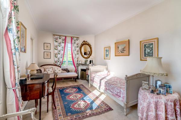 Maison de charme et de caractère avec magnifique jardin!