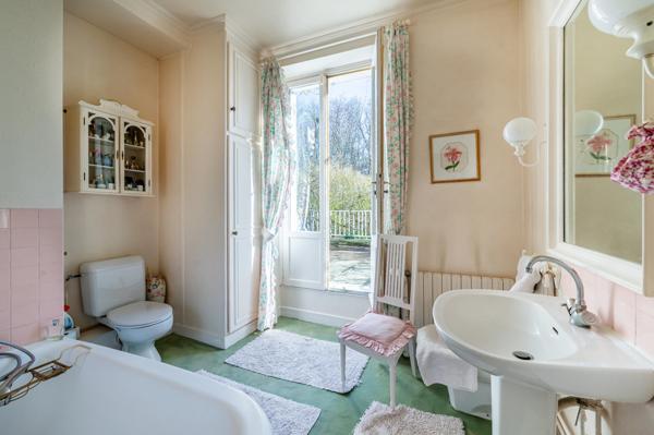 Maison de charme et de caractère avec magnifique jardin!