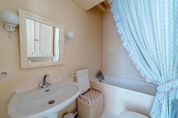 Maison de charme et de caractère avec magnifique jardin!