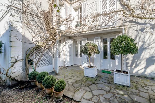 Maison de charme et de caractère avec magnifique jardin!