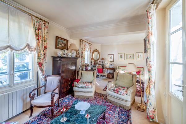 Maison de charme et de caractère avec magnifique jardin!