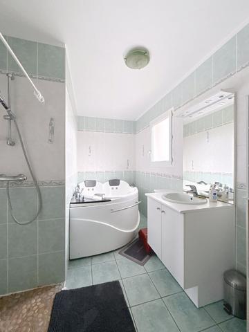 Maison Faramans 5 pièce(s) 125 m2, 4 chambres, au calme, garage et terrain clos