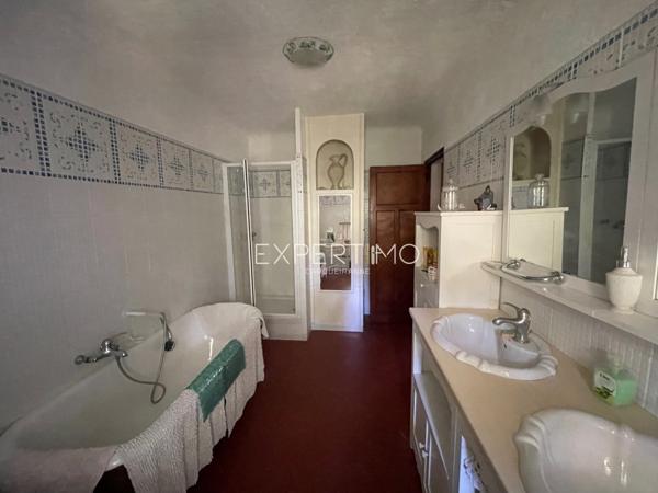 Carqueiranne (83320) Propriété aux dimensions uniques dans un quartier résidentiel prisé