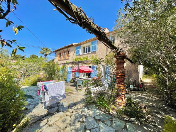 Carqueiranne (83320) Propriété aux dimensions uniques dans un quartier résidentiel prisé