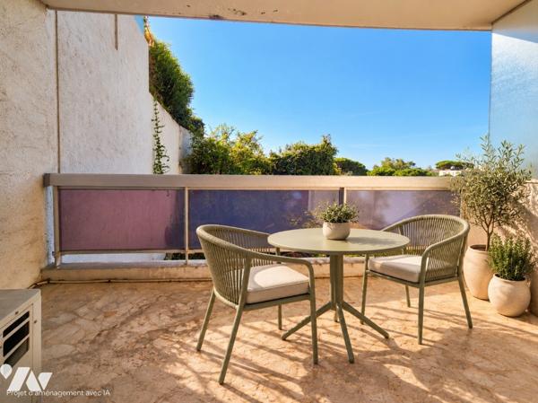 CANNES - Résidentiel . Deux pièces au calme, avec terrasse, vue dégagée et garage.