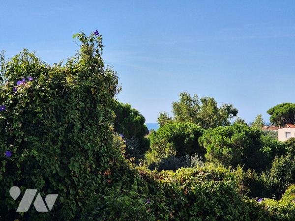 CANNES - Résidentiel . Deux pièces au calme, avec terrasse, vue dégagée et garage.