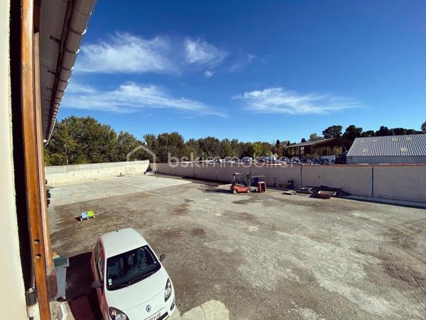 Local d activites de 158 m²