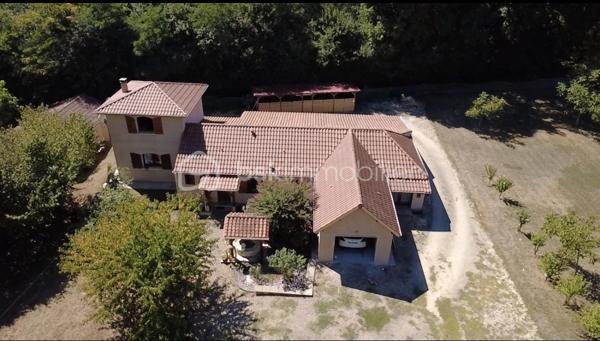 Dans un environnement calme et verdoyant, découvrez cette maison de construction traditionnelle offrant de beaux volumes et un véritable potentiel.

Elle comprend une entrée, une petite cuisine indépendante, une salle à manger, un salon avec insert, une grande véranda, 3 chambres avec placards dont une située dans la tour, une salle d’eau, une salle de bains avec WC et un WC indépendant.

🌳 À l’extérieur, profitez d’un terrain clos et arboré de 2 070 m² avec puits.

🔑 Garage, atelier, bûcher et dépendance de stockage complètent la propriété.

La maison est habitable, mais une modernisation intérieure permettra de la personnaliser et de révéler tout son potentiel.

✨ Les + : le charme de la tour, la véranda, le grand terrain, le puits et les nombreuses dépendances.

• Tout-à-l’égout
• Taxe foncière : 1 370 €
• Commodités à proximité

❤️ Une maison atypique, pleine de potentiel, à découvrir