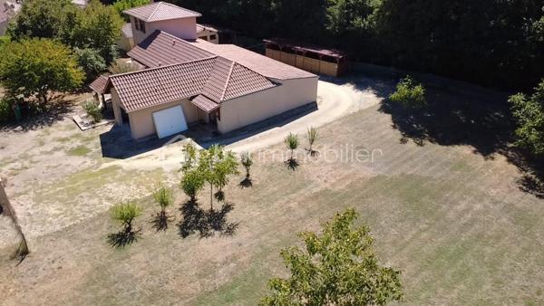 Dans un environnement calme et verdoyant, découvrez cette maison de construction traditionnelle offrant de beaux volumes et un véritable potentiel.

Elle comprend une entrée, une petite cuisine indépendante, une salle à manger, un salon avec insert, une grande véranda, 3 chambres avec placards dont une située dans la tour, une salle d’eau, une salle de bains avec WC et un WC indépendant.

🌳 À l’extérieur, profitez d’un terrain clos et arboré de 2 070 m² avec puits.

🔑 Garage, atelier, bûcher et dépendance de stockage complètent la propriété.

La maison est habitable, mais une modernisation intérieure permettra de la personnaliser et de révéler tout son potentiel.

✨ Les + : le charme de la tour, la véranda, le grand terrain, le puits et les nombreuses dépendances.

• Tout-à-l’égout
• Taxe foncière : 1 370 €
• Commodités à proximité

❤️ Une maison atypique, pleine de potentiel, à découvrir