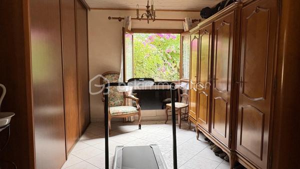 Dans un environnement calme et verdoyant, découvrez cette maison de construction traditionnelle offrant de beaux volumes et un véritable potentiel.

Elle comprend une entrée, une petite cuisine indépendante, une salle à manger, un salon avec insert, une grande véranda, 3 chambres avec placards dont une située dans la tour, une salle d’eau, une salle de bains avec WC et un WC indépendant.

🌳 À l’extérieur, profitez d’un terrain clos et arboré de 2 070 m² avec puits.

🔑 Garage, atelier, bûcher et dépendance de stockage complètent la propriété.

La maison est habitable, mais une modernisation intérieure permettra de la personnaliser et de révéler tout son potentiel.

✨ Les + : le charme de la tour, la véranda, le grand terrain, le puits et les nombreuses dépendances.

• Tout-à-l’égout
• Taxe foncière : 1 370 €
• Commodités à proximité

❤️ Une maison atypique, pleine de potentiel, à découvrir
