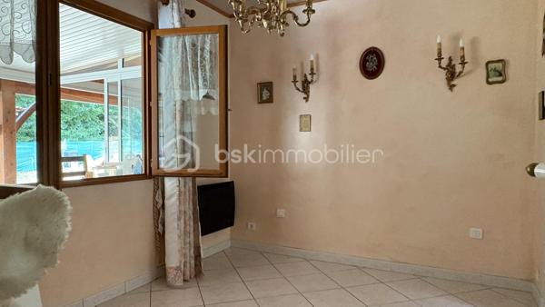 Dans un environnement calme et verdoyant, découvrez cette maison de construction traditionnelle offrant de beaux volumes et un véritable potentiel.

Elle comprend une entrée, une petite cuisine indépendante, une salle à manger, un salon avec insert, une grande véranda, 3 chambres avec placards dont une située dans la tour, une salle d’eau, une salle de bains avec WC et un WC indépendant.

🌳 À l’extérieur, profitez d’un terrain clos et arboré de 2 070 m² avec puits.

🔑 Garage, atelier, bûcher et dépendance de stockage complètent la propriété.

La maison est habitable, mais une modernisation intérieure permettra de la personnaliser et de révéler tout son potentiel.

✨ Les + : le charme de la tour, la véranda, le grand terrain, le puits et les nombreuses dépendances.

• Tout-à-l’égout
• Taxe foncière : 1 370 €
• Commodités à proximité

❤️ Une maison atypique, pleine de potentiel, à découvrir