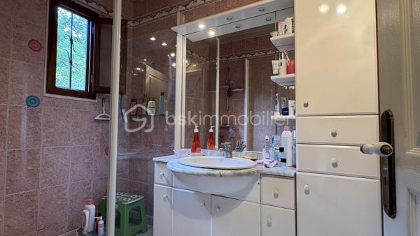 Dans un environnement calme et verdoyant, découvrez cette maison de construction traditionnelle offrant de beaux volumes et un véritable potentiel.

Elle comprend une entrée, une petite cuisine indépendante, une salle à manger, un salon avec insert, une grande véranda, 3 chambres avec placards dont une située dans la tour, une salle d’eau, une salle de bains avec WC et un WC indépendant.

🌳 À l’extérieur, profitez d’un terrain clos et arboré de 2 070 m² avec puits.

🔑 Garage, atelier, bûcher et dépendance de stockage complètent la propriété.

La maison est habitable, mais une modernisation intérieure permettra de la personnaliser et de révéler tout son potentiel.

✨ Les + : le charme de la tour, la véranda, le grand terrain, le puits et les nombreuses dépendances.

• Tout-à-l’égout
• Taxe foncière : 1 370 €
• Commodités à proximité

❤️ Une maison atypique, pleine de potentiel, à découvrir