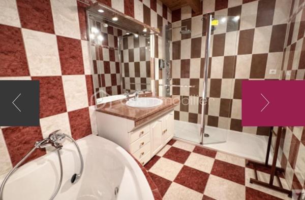 Dans un environnement calme et verdoyant, découvrez cette maison de construction traditionnelle offrant de beaux volumes et un véritable potentiel.

Elle comprend une entrée, une petite cuisine indépendante, une salle à manger, un salon avec insert, une grande véranda, 3 chambres avec placards dont une située dans la tour, une salle d’eau, une salle de bains avec WC et un WC indépendant.

🌳 À l’extérieur, profitez d’un terrain clos et arboré de 2 070 m² avec puits.

🔑 Garage, atelier, bûcher et dépendance de stockage complètent la propriété.

La maison est habitable, mais une modernisation intérieure permettra de la personnaliser et de révéler tout son potentiel.

✨ Les + : le charme de la tour, la véranda, le grand terrain, le puits et les nombreuses dépendances.

• Tout-à-l’égout
• Taxe foncière : 1 370 €
• Commodités à proximité

❤️ Une maison atypique, pleine de potentiel, à découvrir