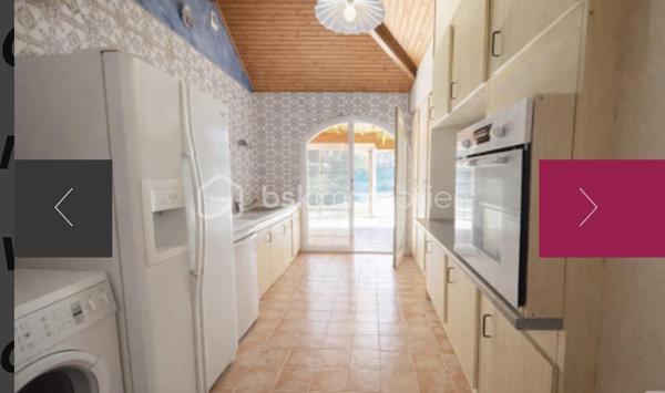 Dans un environnement calme et verdoyant, découvrez cette maison de construction traditionnelle offrant de beaux volumes et un véritable potentiel.

Elle comprend une entrée, une petite cuisine indépendante, une salle à manger, un salon avec insert, une grande véranda, 3 chambres avec placards dont une située dans la tour, une salle d’eau, une salle de bains avec WC et un WC indépendant.

🌳 À l’extérieur, profitez d’un terrain clos et arboré de 2 070 m² avec puits.

🔑 Garage, atelier, bûcher et dépendance de stockage complètent la propriété.

La maison est habitable, mais une modernisation intérieure permettra de la personnaliser et de révéler tout son potentiel.

✨ Les + : le charme de la tour, la véranda, le grand terrain, le puits et les nombreuses dépendances.

• Tout-à-l’égout
• Taxe foncière : 1 370 €
• Commodités à proximité

❤️ Une maison atypique, pleine de potentiel, à découvrir