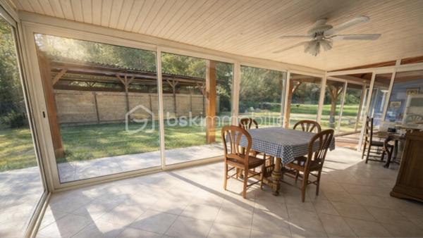 Dans un environnement calme et verdoyant, découvrez cette maison de construction traditionnelle offrant de beaux volumes et un véritable potentiel.

Elle comprend une entrée, une petite cuisine indépendante, une salle à manger, un salon avec insert, une grande véranda, 3 chambres avec placards dont une située dans la tour, une salle d’eau, une salle de bains avec WC et un WC indépendant.

🌳 À l’extérieur, profitez d’un terrain clos et arboré de 2 070 m² avec puits.

🔑 Garage, atelier, bûcher et dépendance de stockage complètent la propriété.

La maison est habitable, mais une modernisation intérieure permettra de la personnaliser et de révéler tout son potentiel.

✨ Les + : le charme de la tour, la véranda, le grand terrain, le puits et les nombreuses dépendances.

• Tout-à-l’égout
• Taxe foncière : 1 370 €
• Commodités à proximité

❤️ Une maison atypique, pleine de potentiel, à découvrir