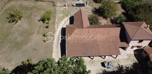 Dans un environnement calme et verdoyant, découvrez cette maison de construction traditionnelle offrant de beaux volumes et un véritable potentiel.

Elle comprend une entrée, une petite cuisine indépendante, une salle à manger, un salon avec insert, une grande véranda, 3 chambres avec placards dont une située dans la tour, une salle d’eau, une salle de bains avec WC et un WC indépendant.

🌳 À l’extérieur, profitez d’un terrain clos et arboré de 2 070 m² avec puits.

🔑 Garage, atelier, bûcher et dépendance de stockage complètent la propriété.

La maison est habitable, mais une modernisation intérieure permettra de la personnaliser et de révéler tout son potentiel.

✨ Les + : le charme de la tour, la véranda, le grand terrain, le puits et les nombreuses dépendances.

• Tout-à-l’égout
• Taxe foncière : 1 370 €
• Commodités à proximité

❤️ Une maison atypique, pleine de potentiel, à découvrir