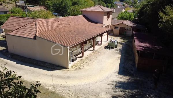 Dans un environnement calme et verdoyant, découvrez cette maison de construction traditionnelle offrant de beaux volumes et un véritable potentiel.

Elle comprend une entrée, une petite cuisine indépendante, une salle à manger, un salon avec insert, une grande véranda, 3 chambres avec placards dont une située dans la tour, une salle d’eau, une salle de bains avec WC et un WC indépendant.

🌳 À l’extérieur, profitez d’un terrain clos et arboré de 2 070 m² avec puits.

🔑 Garage, atelier, bûcher et dépendance de stockage complètent la propriété.

La maison est habitable, mais une modernisation intérieure permettra de la personnaliser et de révéler tout son potentiel.

✨ Les + : le charme de la tour, la véranda, le grand terrain, le puits et les nombreuses dépendances.

• Tout-à-l’égout
• Taxe foncière : 1 370 €
• Commodités à proximité

❤️ Une maison atypique, pleine de potentiel, à découvrir