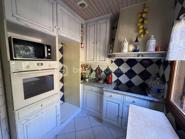 Dans un environnement calme et verdoyant, découvrez cette maison de construction traditionnelle offrant de beaux volumes et un véritable potentiel.

Elle comprend une entrée, une petite cuisine indépendante, une salle à manger, un salon avec insert, une grande véranda, 3 chambres avec placards dont une située dans la tour, une salle d’eau, une salle de bains avec WC et un WC indépendant.

🌳 À l’extérieur, profitez d’un terrain clos et arboré de 2 070 m² avec puits.

🔑 Garage, atelier, bûcher et dépendance de stockage complètent la propriété.

La maison est habitable, mais une modernisation intérieure permettra de la personnaliser et de révéler tout son potentiel.

✨ Les + : le charme de la tour, la véranda, le grand terrain, le puits et les nombreuses dépendances.

• Tout-à-l’égout
• Taxe foncière : 1 370 €
• Commodités à proximité

❤️ Une maison atypique, pleine de potentiel, à découvrir
