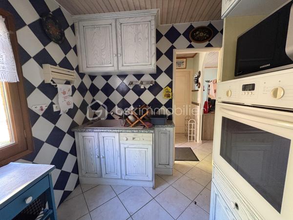 Dans un environnement calme et verdoyant, découvrez cette maison de construction traditionnelle offrant de beaux volumes et un véritable potentiel.

Elle comprend une entrée, une petite cuisine indépendante, une salle à manger, un salon avec insert, une grande véranda, 3 chambres avec placards dont une située dans la tour, une salle d’eau, une salle de bains avec WC et un WC indépendant.

🌳 À l’extérieur, profitez d’un terrain clos et arboré de 2 070 m² avec puits.

🔑 Garage, atelier, bûcher et dépendance de stockage complètent la propriété.

La maison est habitable, mais une modernisation intérieure permettra de la personnaliser et de révéler tout son potentiel.

✨ Les + : le charme de la tour, la véranda, le grand terrain, le puits et les nombreuses dépendances.

• Tout-à-l’égout
• Taxe foncière : 1 370 €
• Commodités à proximité

❤️ Une maison atypique, pleine de potentiel, à découvrir
