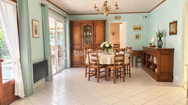 Dans un environnement calme et verdoyant, découvrez cette maison de construction traditionnelle offrant de beaux volumes et un véritable potentiel.

Elle comprend une entrée, une petite cuisine indépendante, une salle à manger, un salon avec insert, une grande véranda, 3 chambres avec placards dont une située dans la tour, une salle d’eau, une salle de bains avec WC et un WC indépendant.

🌳 À l’extérieur, profitez d’un terrain clos et arboré de 2 070 m² avec puits.

🔑 Garage, atelier, bûcher et dépendance de stockage complètent la propriété.

La maison est habitable, mais une modernisation intérieure permettra de la personnaliser et de révéler tout son potentiel.

✨ Les + : le charme de la tour, la véranda, le grand terrain, le puits et les nombreuses dépendances.

• Tout-à-l’égout
• Taxe foncière : 1 370 €
• Commodités à proximité

❤️ Une maison atypique, pleine de potentiel, à découvrir
