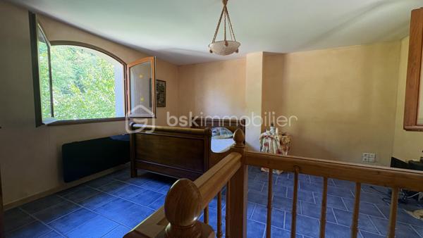 Dans un environnement calme et verdoyant, découvrez cette maison de construction traditionnelle offrant de beaux volumes et un véritable potentiel.

Elle comprend une entrée, une petite cuisine indépendante, une salle à manger, un salon avec insert, une grande véranda, 3 chambres avec placards dont une située dans la tour, une salle d’eau, une salle de bains avec WC et un WC indépendant.

🌳 À l’extérieur, profitez d’un terrain clos et arboré de 2 070 m² avec puits.

🔑 Garage, atelier, bûcher et dépendance de stockage complètent la propriété.

La maison est habitable, mais une modernisation intérieure permettra de la personnaliser et de révéler tout son potentiel.

✨ Les + : le charme de la tour, la véranda, le grand terrain, le puits et les nombreuses dépendances.

• Tout-à-l’égout
• Taxe foncière : 1 370 €
• Commodités à proximité

❤️ Une maison atypique, pleine de potentiel, à découvrir