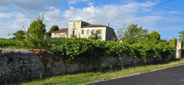 Propriété viticole avec ancien manoir du 15ème siècle, chai, maison d'habitation et dépendances