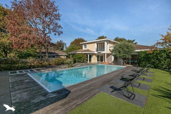 Maison à vendre |  Saint-Jean-d'Illac |  8 pièces | 350 m²
