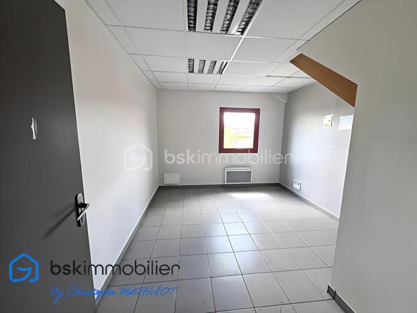 Local d activites de 1 700 m²