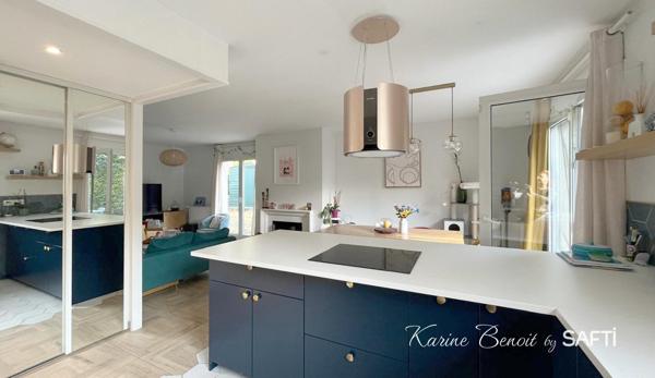 Maison contemporaine de 1990 idéale pour une grande famille en résidence sécurisée.