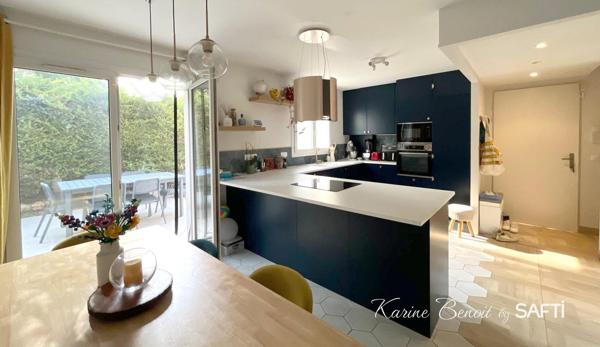 Maison contemporaine de 1990 idéale pour une grande famille en résidence sécurisée.
