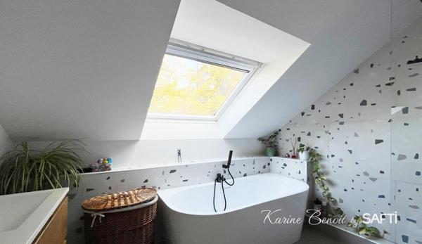 Maison contemporaine de 1990 idéale pour une grande famille en résidence sécurisée.