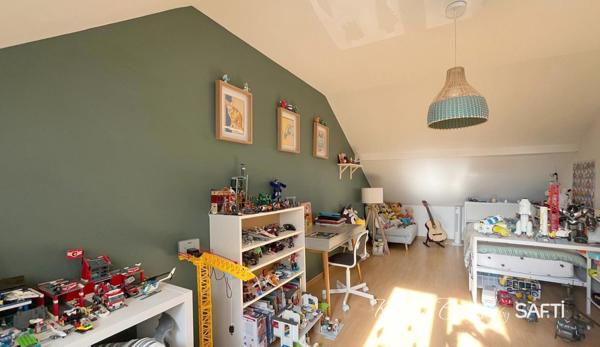 Maison contemporaine de 1990 idéale pour une grande famille en résidence sécurisée.