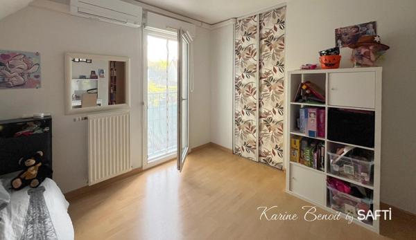 Maison contemporaine de 1990 idéale pour une grande famille en résidence sécurisée.