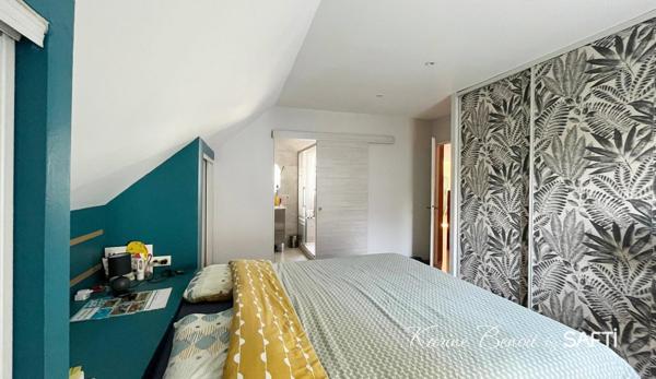 Maison contemporaine de 1990 idéale pour une grande famille en résidence sécurisée.