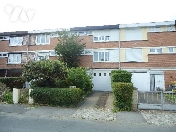 MONS EN BAROEUL MAIRIE 
De type Bel-étage de 108M². Sous-sol complet.