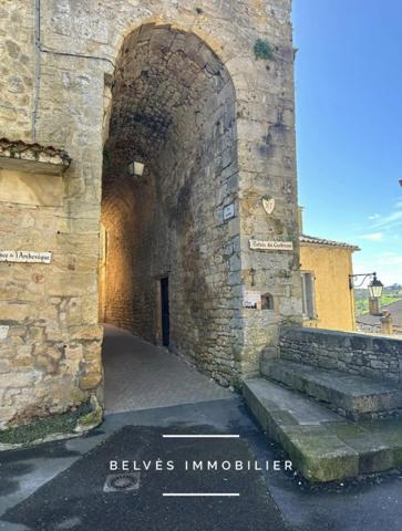 Maison en pierre au cur du village Médiéval
