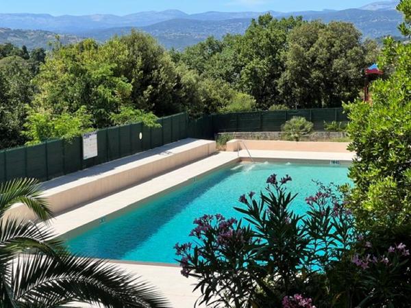 LE CANNET très beau 4 pièces de 83 m² avec terrasse, cave et aperçu mer