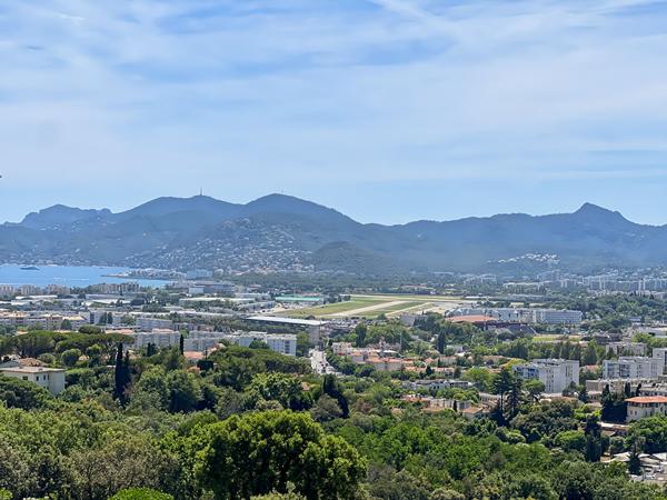 LE CANNET très beau 4 pièces de 83 m² avec terrasse, cave et aperçu mer