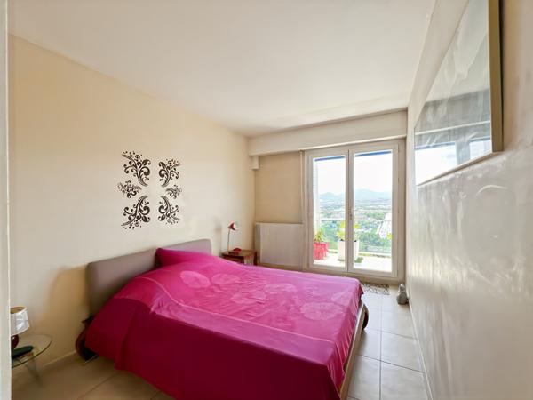 LE CANNET très beau 4 pièces de 83 m² avec terrasse, cave et aperçu mer