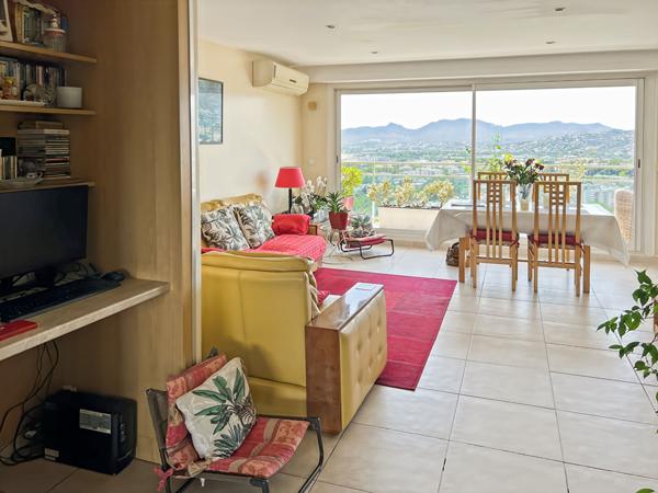 LE CANNET très beau 4 pièces de 83 m² avec terrasse, cave et aperçu mer