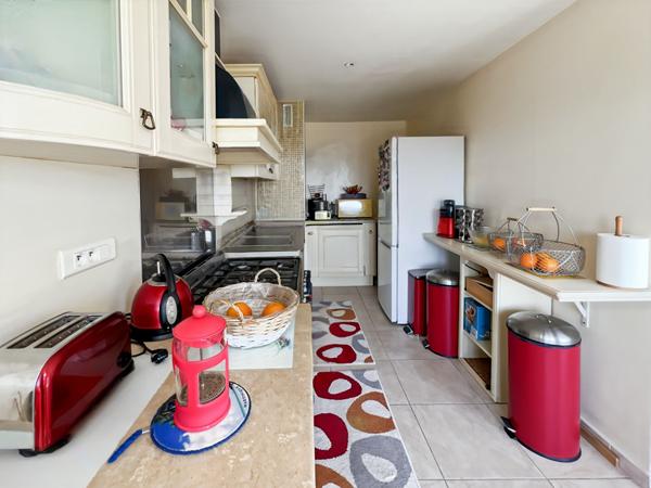 LE CANNET très beau 4 pièces de 83 m² avec terrasse, cave et aperçu mer