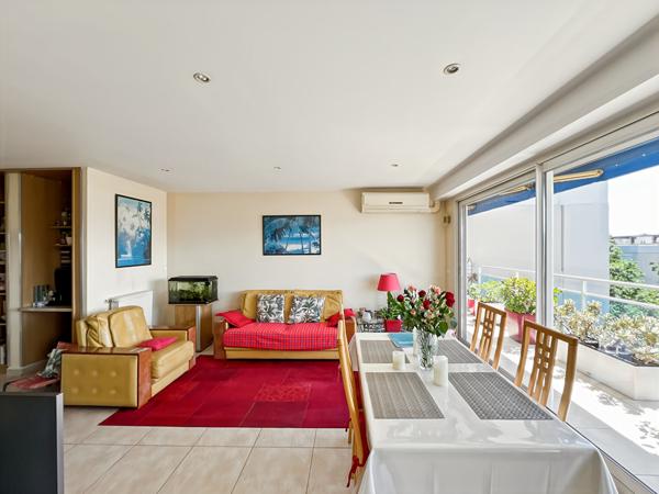 LE CANNET très beau 4 pièces de 83 m² avec terrasse, cave et aperçu mer