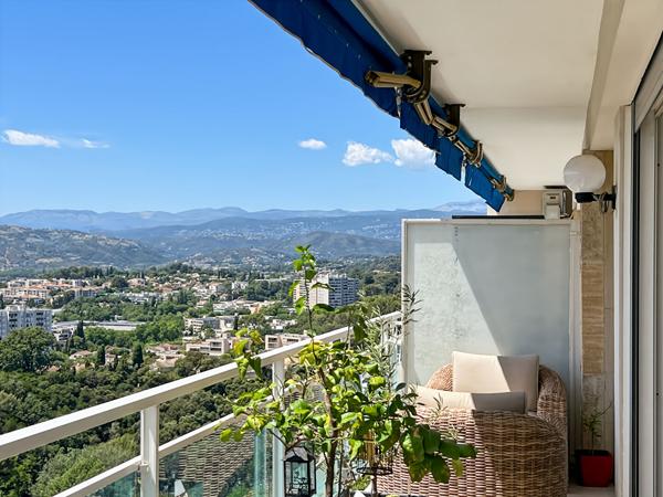 LE CANNET très beau 4 pièces de 83 m² avec terrasse, cave et aperçu mer