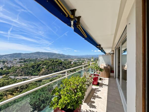 LE CANNET très beau 4 pièces de 83 m² avec terrasse, cave et aperçu mer